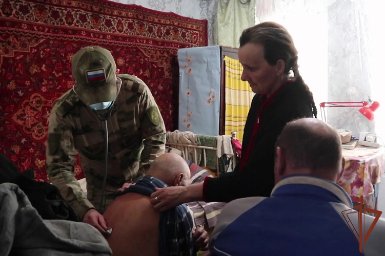 Медицинские специалисты Росгвардии встречают профессиональный праздник на передовой в зоне СВО (видео)