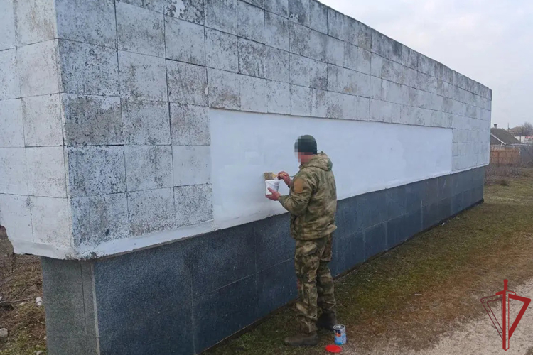 В Запорожской области росгвардейцы благоустроили мемориал, посвященный воинам Великой Отечественной войны
