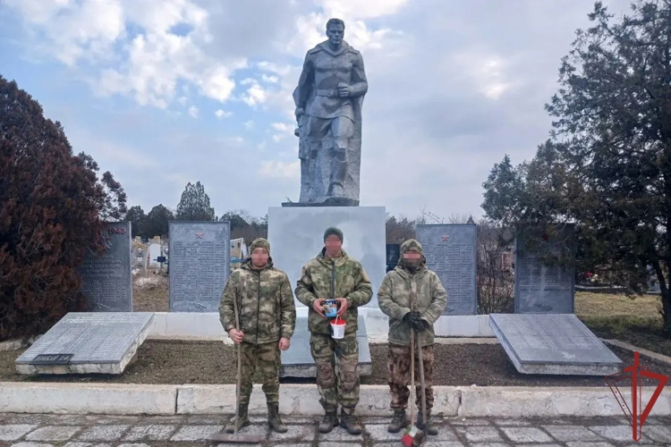 В Запорожской области росгвардейцы благоустроили мемориал, посвященный воинам Великой Отечественной войны