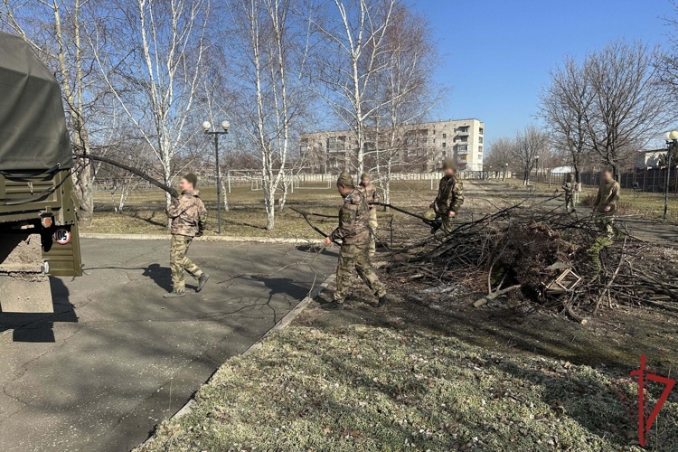 Сотрудники Росгвардии оказали адресную помощь жителям Луганской Народной Республики
