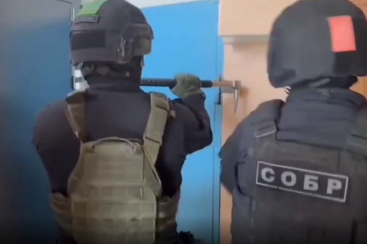 При силовой поддержке спецназа Росгвардии в Ульяновске задержаны подозреваемые в незаконном изготовлении оружия (видео)