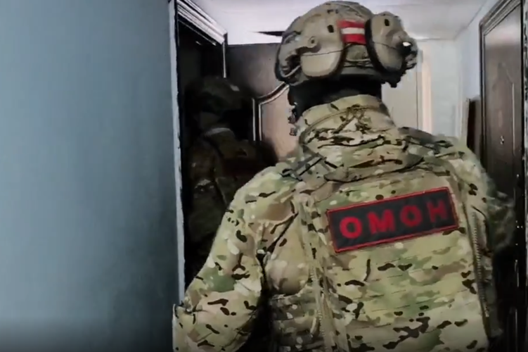 При силовой поддержке ОМОН Росгвардии в Томской области задержан подозреваемый в экстремизме (видео)