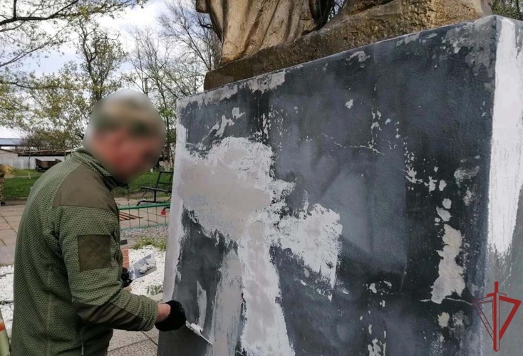 Росгвардейцы провели акции по восстановлению мемориалов Великой Отечественной войны в новых российских регионах (видео)