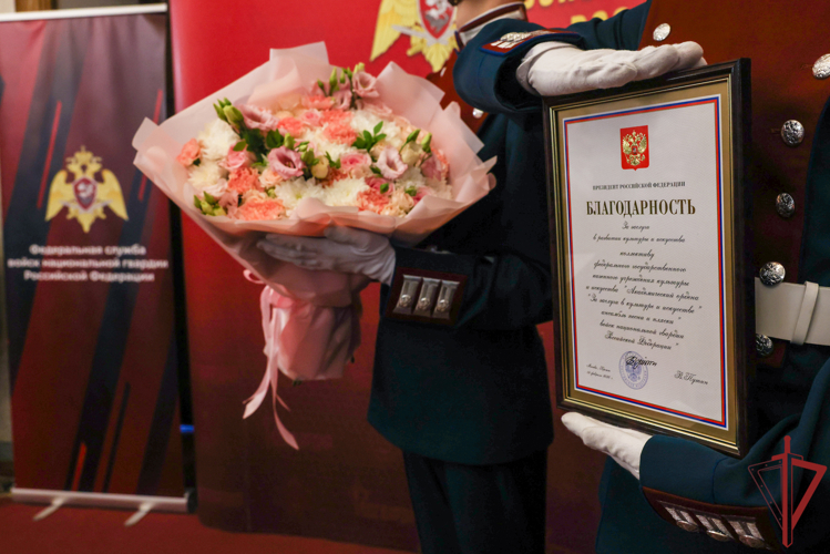 Герой России генерал армии Виктор Золотов вручил благодарность Президента Российской Федерации Академическому ансамблю песни и пляски Росгвардии (видео)
