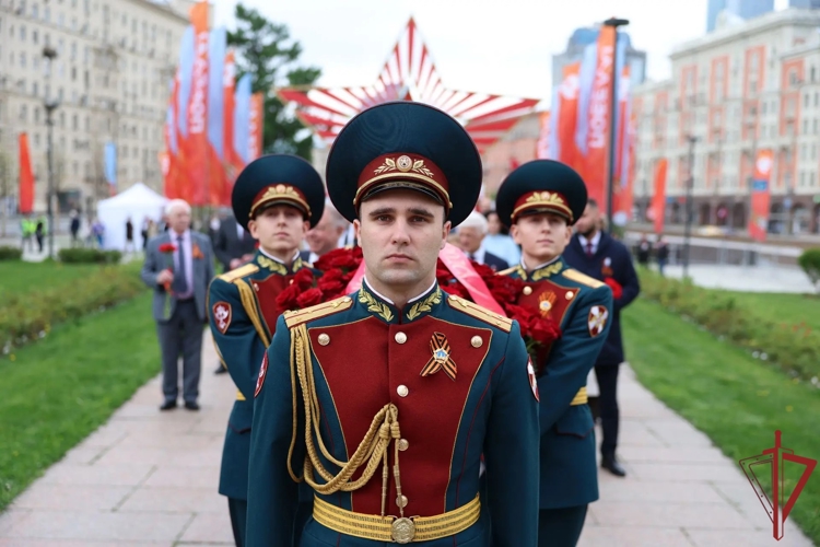 Кадеты Росгвардии возложили цветы к обелиску «Москва – город-герой» в честь Дня Победы
