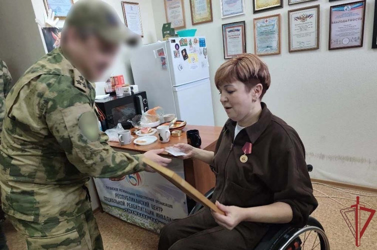 Росгвардейцы и общественники в ЛНР обновили легендарную надпись «Спасибо за Победу!»