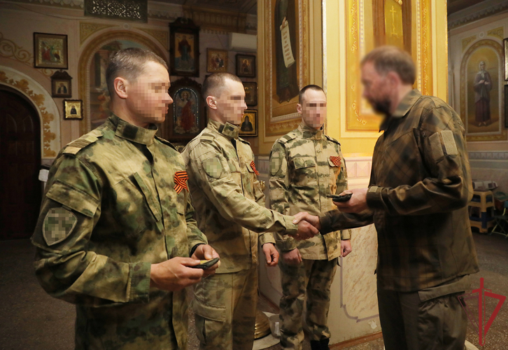 Росгвардейцам, выполняющим задачи в зоне проведения специальной военной операции, переданы религиозные символы трех конфессий