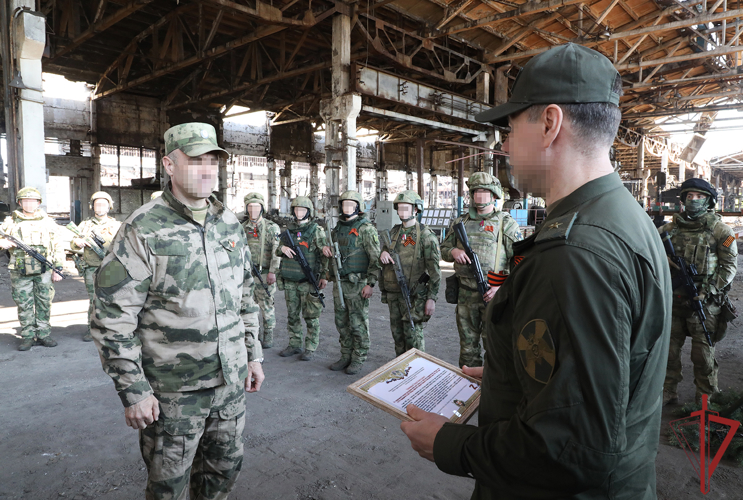В ДНР командующий группировкой вручил награды росгвардейцам