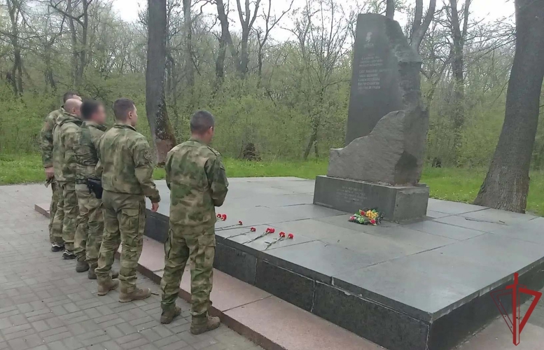 Росгвардейцы провели акции по восстановлению мемориалов Великой Отечественной войны в новых российских регионах (видео)