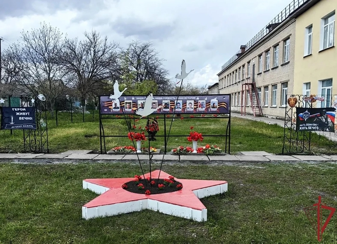 В ДНР росгвардейцы приняли участие в строительстве и открытии музея под открытым небом