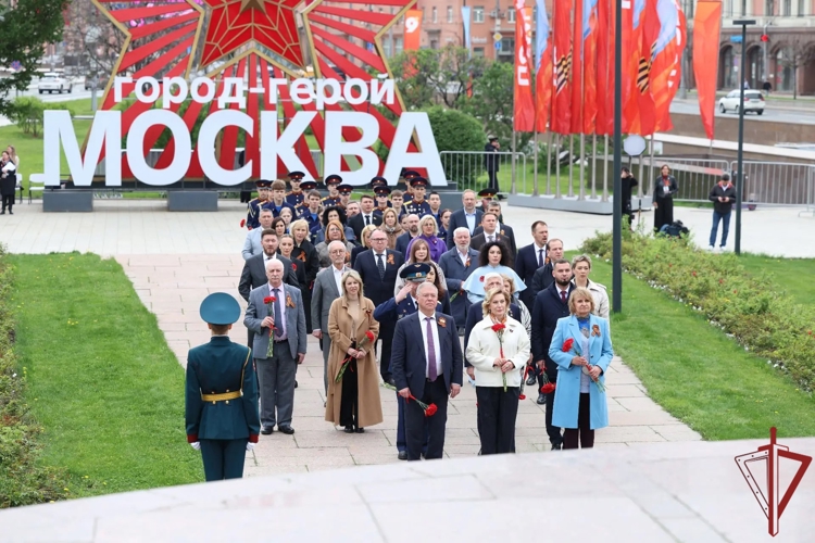 Кадеты Росгвардии возложили цветы к обелиску «Москва – город-герой» в честь Дня Победы