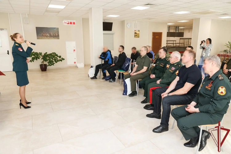 Ветераны Росгвардии совместно с АНО «Победоносец» поздравили раненых росгвардейцев с наступающим Днем Победы в Главном госпитале ведомства