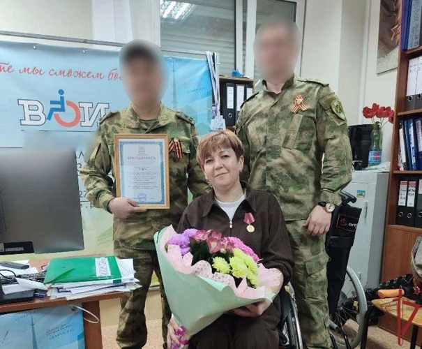 Росгвардейцы и общественники в ЛНР обновили легендарную надпись «Спасибо за Победу!»