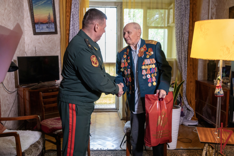 Росгвардейцы провели парады у домов ветеранов Великой Отечественной войны (видео)