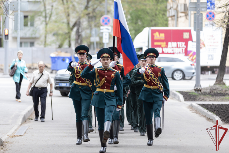 Росгвардейцы провели парады у домов ветеранов Великой Отечественной войны (видео)
