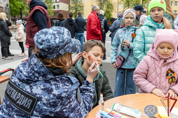 Росгвардия провела праздник для детей и взрослых в честь Дня Победы в Москве 