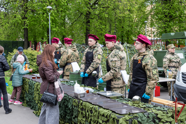 Росгвардия провела праздник для детей и взрослых в честь Дня Победы в Москве 