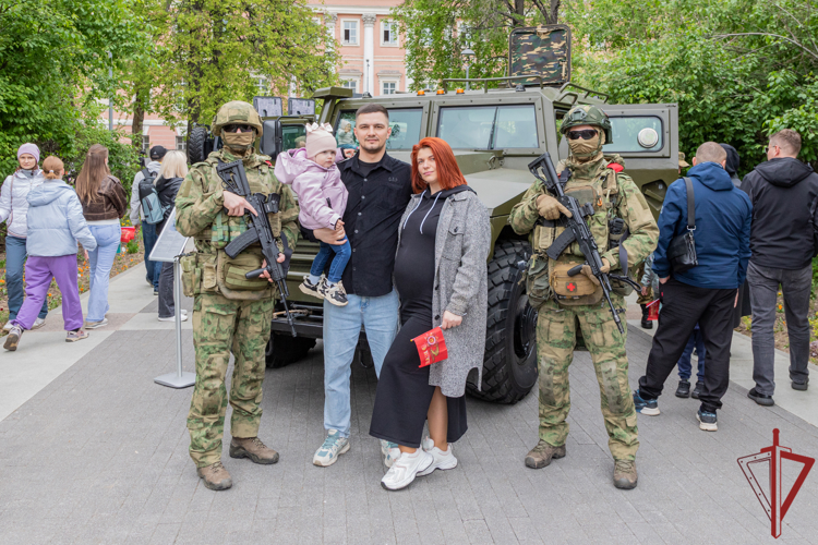 Росгвардия провела праздник для детей и взрослых в честь Дня Победы в Москве 