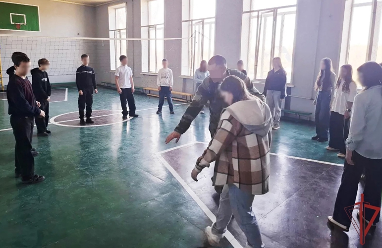 Школьники Донецкой Народной Республики стали участниками ведомственной акции «Зарядка с Росгвардией»