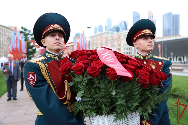 Кадеты Росгвардии возложили цветы к обелиску «Москва – город-герой» в честь Дня Победы