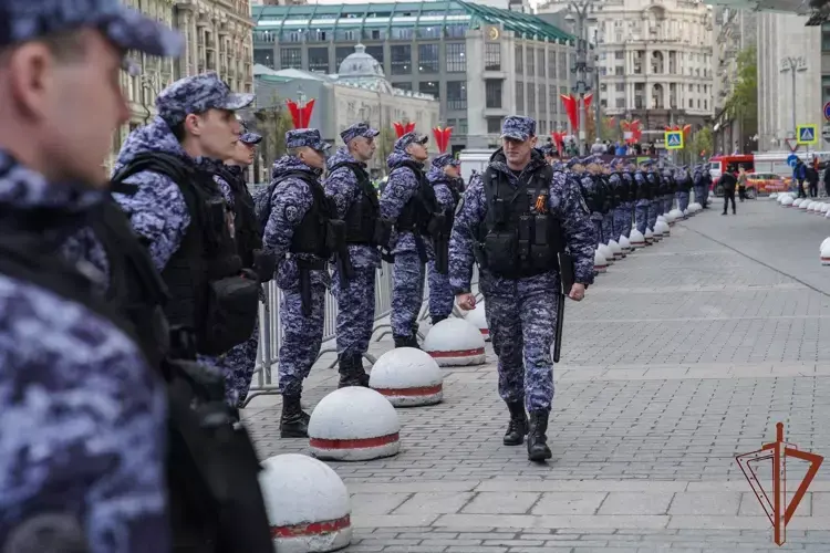 Военнослужащие и сотрудники Росгвардии приняли участие в обеспечении безопасности проведения праздничных мероприятий Дня Победы в Центральной России
