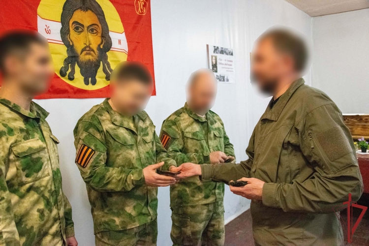 Росгвардейцам, выполняющим задачи в зоне проведения специальной военной операции, переданы религиозные символы трех конфессий