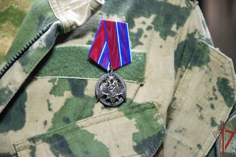 Командующий группировкой вручил награды отличившимся росгвардейцам в ЛНР 