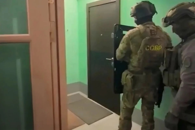 В Югре при силовой поддержке СОБР Росгвардии задержаны подозреваемые в страховом мошенничестве (видео)
