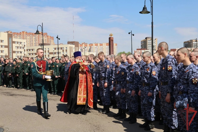 Благодарственный молебен с крестным ходом состоялся в Главном храме Росгвардии в преддверии Дня Победы (видео)