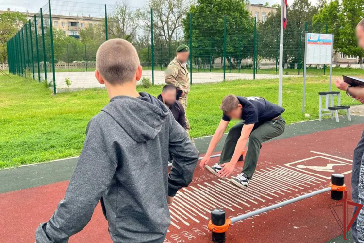 В Херсонской и Запорожской областях росгвардейцы провели патриотические встречи со школьниками