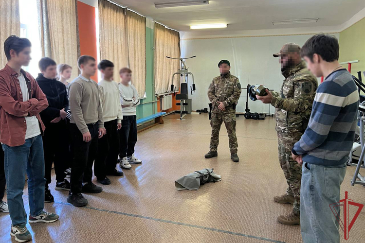 Росгвардейцы провели военно-патриотическую игру «Зарница» для школьников в новых российских регионах