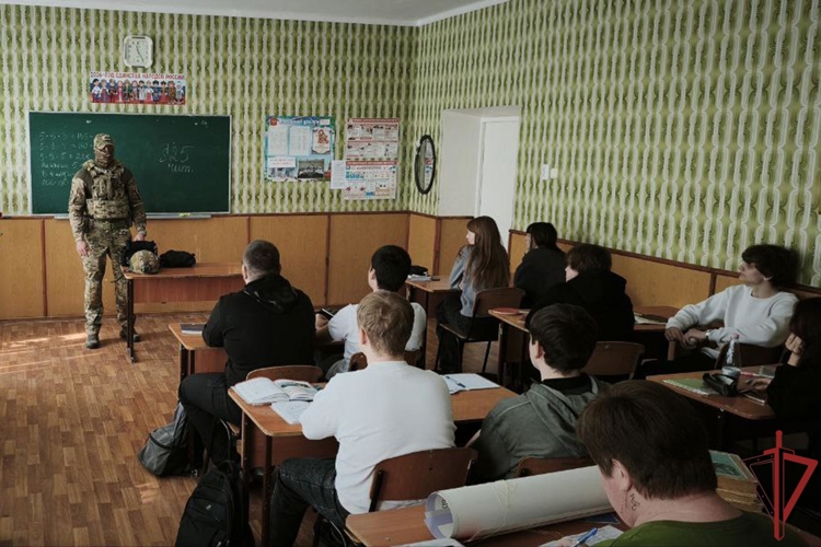 Росгвардейцы провели уроки мужества для школьников Херсонской и Запорожской областей