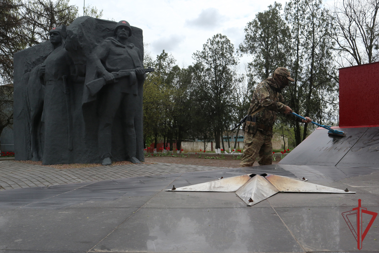 Росгвардейцы провели акции по восстановлению мемориалов Великой Отечественной войны в новых российских регионах (видео)
