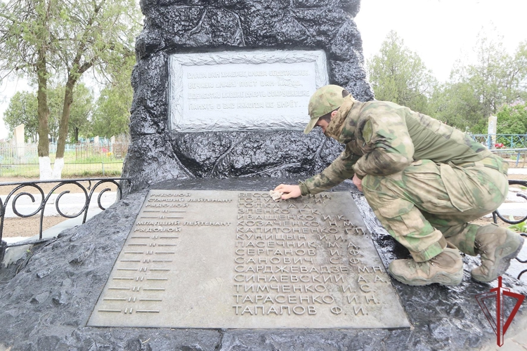 Росгвардейцы провели акции по восстановлению мемориалов Великой Отечественной войны в новых российских регионах (видео)