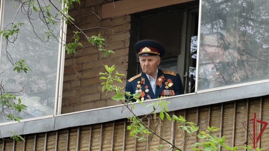 Росгвардейцы провели парады у домов ветеранов Великой Отечественной войны (видео)