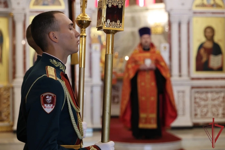 Благодарственный молебен с крестным ходом состоялся в Главном храме Росгвардии в преддверии Дня Победы (видео)