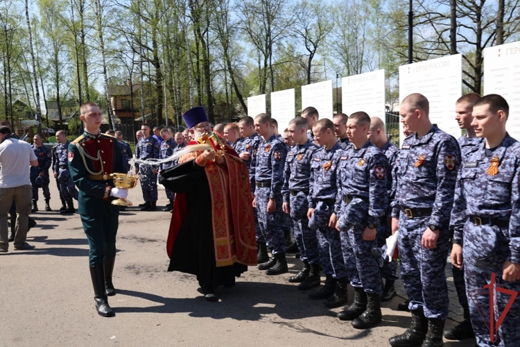 Благодарственный молебен с крестным ходом состоялся в Главном храме Росгвардии в преддверии Дня Победы (видео)