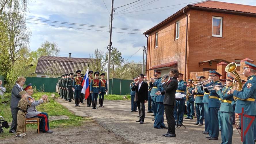 Росгвардейцы провели парады у домов ветеранов Великой Отечественной войны (видео)