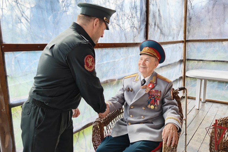 Росгвардейцы провели парады у домов ветеранов Великой Отечественной войны (видео)