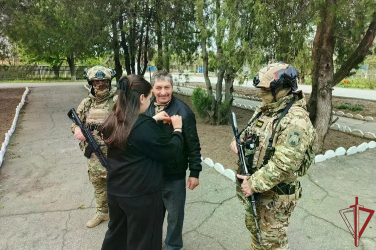 Росгвардейцы, выполняющие задачи специальной военной операции, приняли участие во Всероссийской акции «Георгиевская ленточка»