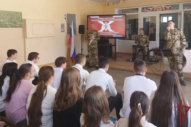Военные музыканты Образцово-показательного оркестра Росгвардии выступили с концертами на передовой в зоне СВО (видео)