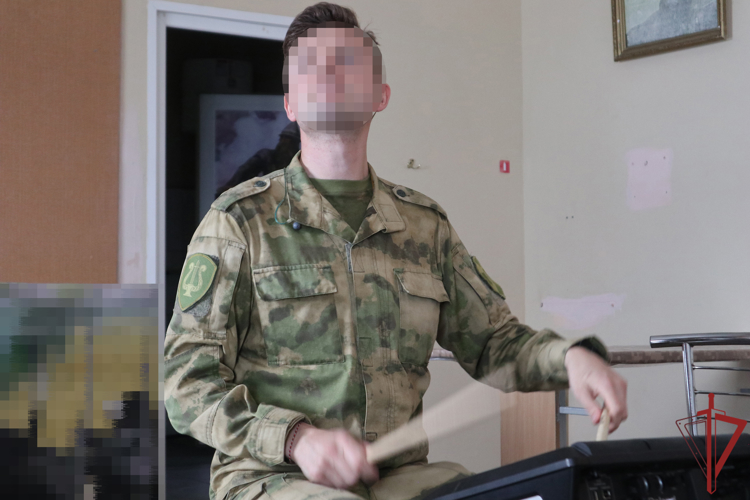 Военные музыканты Образцово-показательного оркестра Росгвардии выступили с концертами на передовой в зоне СВО (видео)