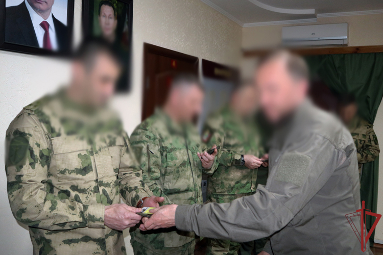 Росгвардейцам, выполняющим задачи в зоне проведения специальной военной операции, переданы религиозные символы трех конфессий