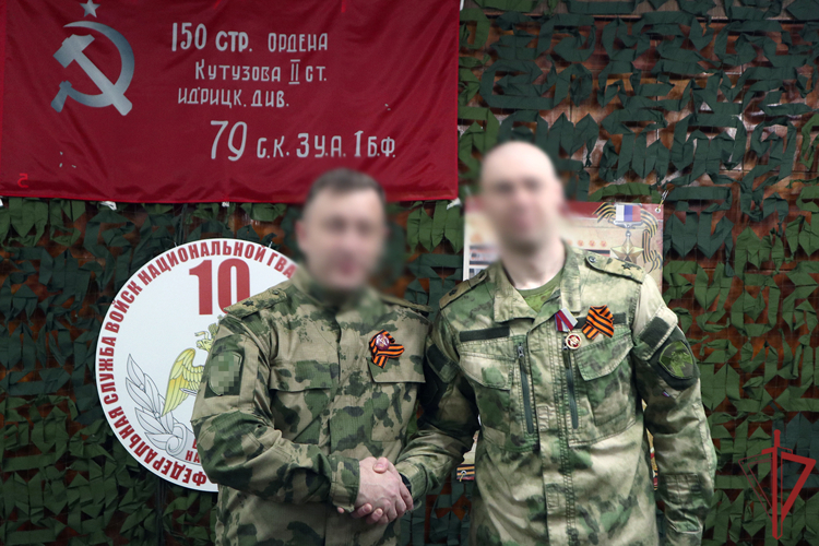 Командующий группировкой на южном направлении вручил награды росгвардейцам, отличившимся при выполнении задач СВО