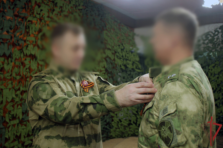 Командующий группировкой на южном направлении вручил награды росгвардейцам, отличившимся при выполнении задач СВО