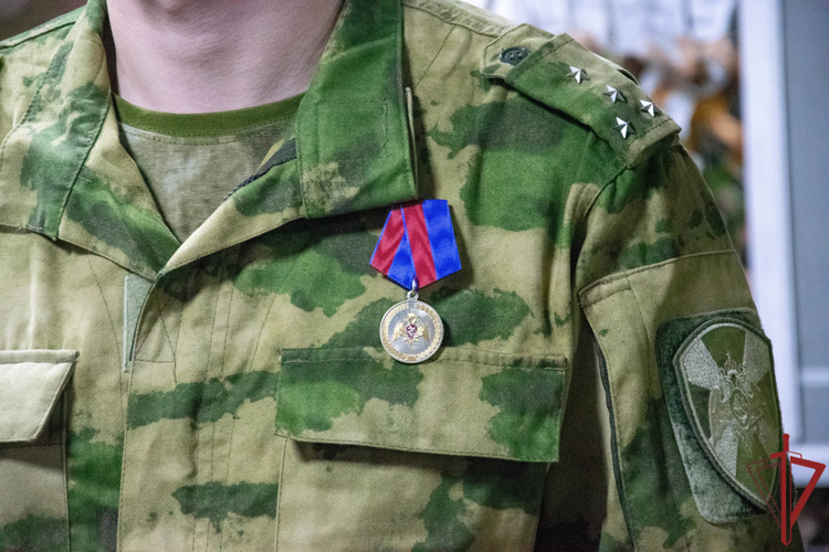 Командующий группировкой вручил награды отличившимся росгвардейцам в ЛНР