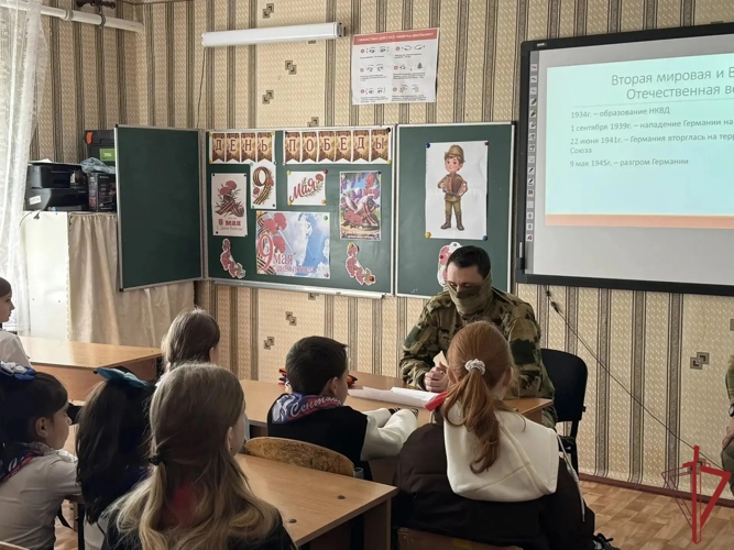 Росгвардейцы в ЛНР провели урок истории о подвиге советского народа