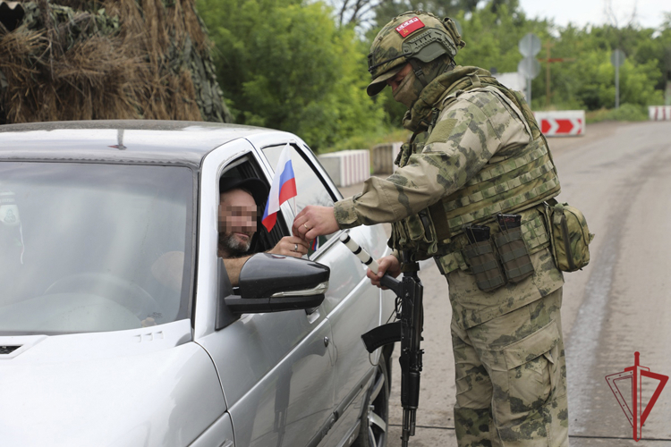 Военнослужащие и сотрудники Росгвардии поздравили жителей Луганской Народной Республики с Днем России 