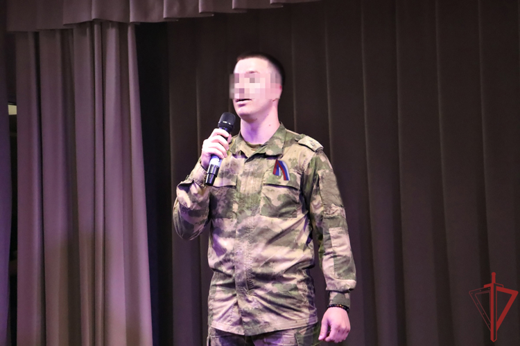 Военнослужащие и сотрудники Росгвардии поздравили жителей Луганской Народной Республики с Днем России 