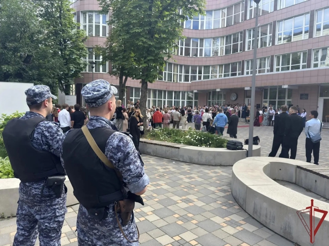 При содействии Росгвардии обеспечена безопасность выпускных вечеров в Центральной России (видео)